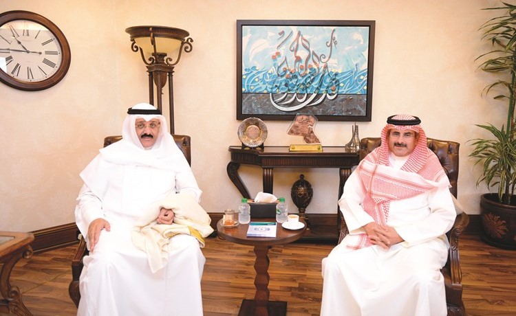 الشيخ مبارك الدعيج مستقبلا السفير سميح جوهر حيات﻿