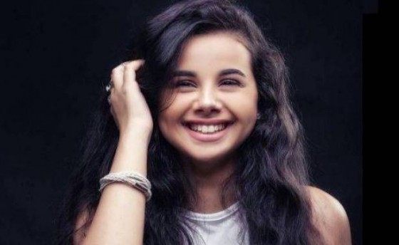 منة عرفة تفاجئ جمهورها وتتخلى عن شعرها الطويل