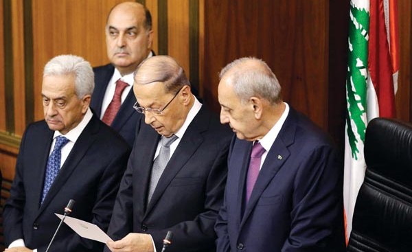 الرئيس ميشال عون خلال تأديته اليمين الدستورية وإلى جانبه رئيس البرلمان نبيه بري 	(رويترز)