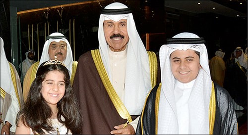  سمو ولي العهد الشيخ نواف الاحمد مع اثنين من الاطفال الحضور 