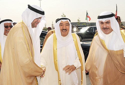  صاحب السمو الأمير الشيخ صباح الاحمد لدى وصوله وفي استقباله عبدالعزيز اسحق 