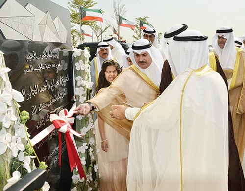  صاحب السمو الامير يزيح الستار إيذانا بافتتاح مركز جابر الاحمد الثقافي 