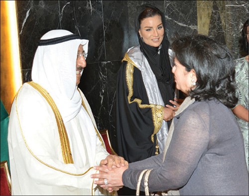  صاحب السمو الأمير مصافحا الشيخة مي بنت محمد آل خليفة