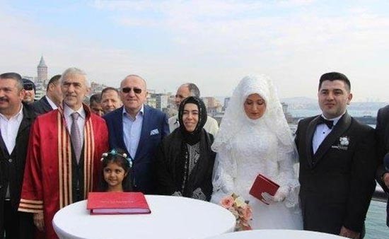 بالصور.. شاهد كيف احتفلا بزفافهما الفريد.. "ألبر" و "ياشيم" عروسان تركيان يقيما أول حفل من نوعه