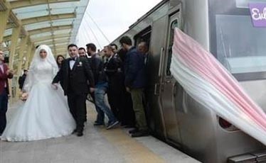 بالصور.. شاهد كيف احتفلا بزفافهما الفريد.. "ألبر" و "ياشيم" عروسان تركيان يقيما أول حفل من نوعه