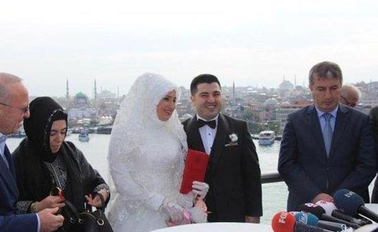 بالصور.. شاهد كيف احتفلا بزفافهما الفريد.. "ألبر" و "ياشيم" عروسان تركيان يقيما أول حفل من نوعه