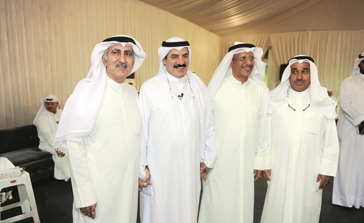 المعيوف متوسطا بعض الحضور﻿
