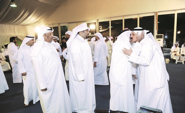 عبدالله المعيوف اثناء استقباله الناخبين﻿