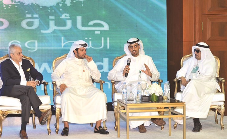 فيصل السريع متحدثا في احدى جلسات الملتقى﻿