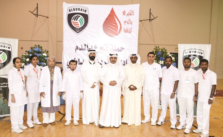  احمد الشريع وطارق الغربللي وحامد العمران يتوسطون الطاقم الطبي لحملة التبرع ﻿