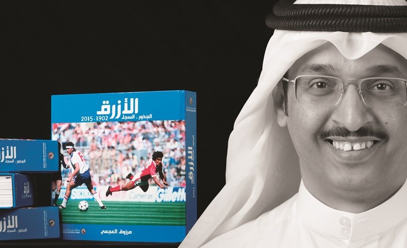 المؤلف مع صورة الغلاف ﻿