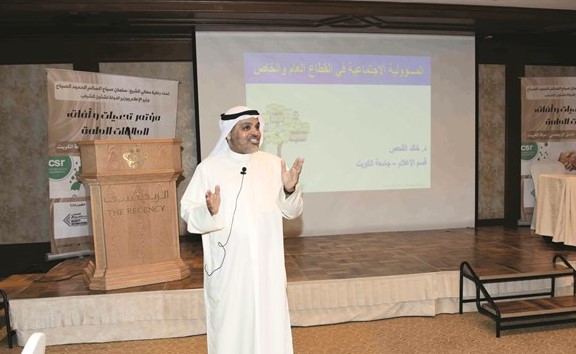 دخالد القحص متحدثا خلال ورشة المسؤولية الاجتماعية ريليش كومار﻿