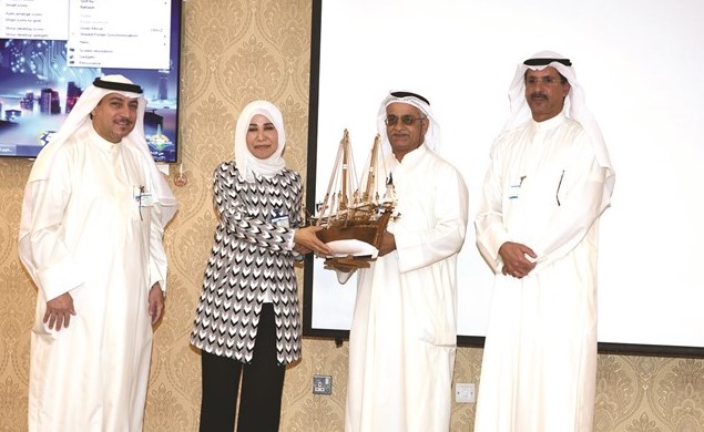 سمير القلاف يقدم هدية تذكارية الى درباح النجادة﻿