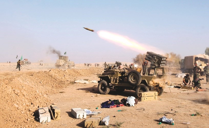 عناصر من الحشد الشعبي يطلقون صاروخا باتجاه موقع لـداعش جنوب الموصل 	 افپ ﻿