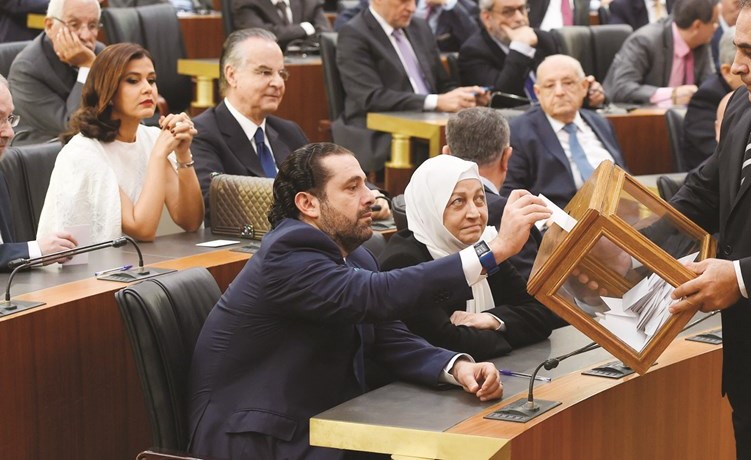الرئيس سعد الحريري مدليا بصوتهوالى جانبه النائبة بهية الحريري	محمود الطويل﻿