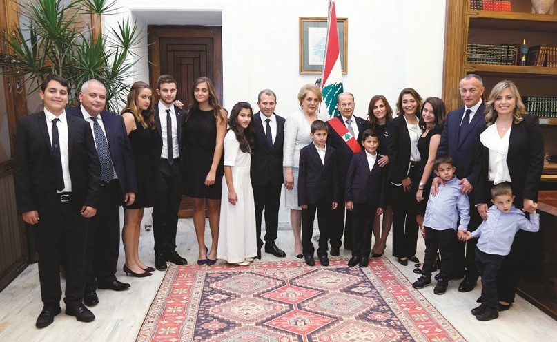الرئيس العماد ميشال عون محاطا بعائلته في بعبدا	 محمود الطويل ﻿