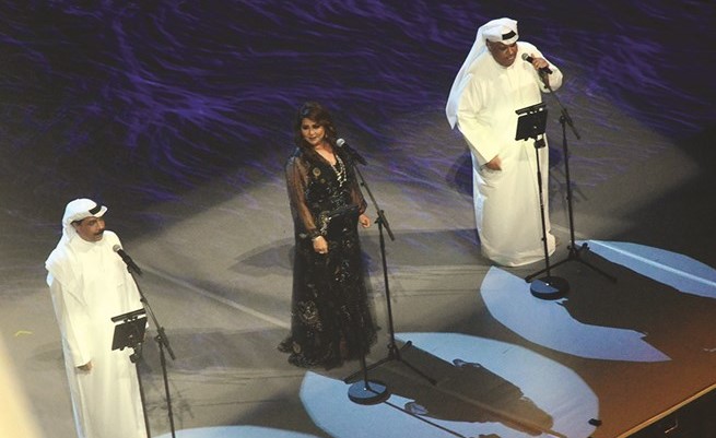 الفنانون نبيل شعيل ونوال وعبدالله الرويشد خلال الحفل ﻿