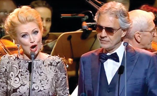 اندريا بوتشيلي والنجمة سارة برايتمان يؤديان أغنية أوبرالية