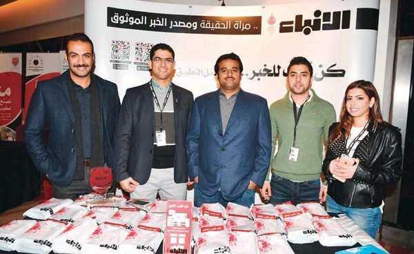 عثمان العنجري وفهد الرحماني من فريق «أصحاب السلطة» في جناح «الأنباء» 	(قاسم باشا)