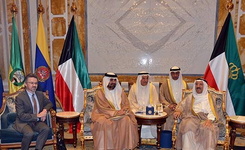 صاحب السمو الأمير الشيخ صباح الأحمد خلال استقباله سفير الإمارات رحمه الزعابي لتسلم دعوة حضور قمة اليونيسكو لحماية التراث