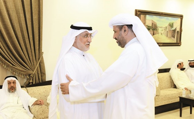 مرشح الدائرة الثالثة عبدالعزيز الكليب مستقبلا احد ناخبيه﻿