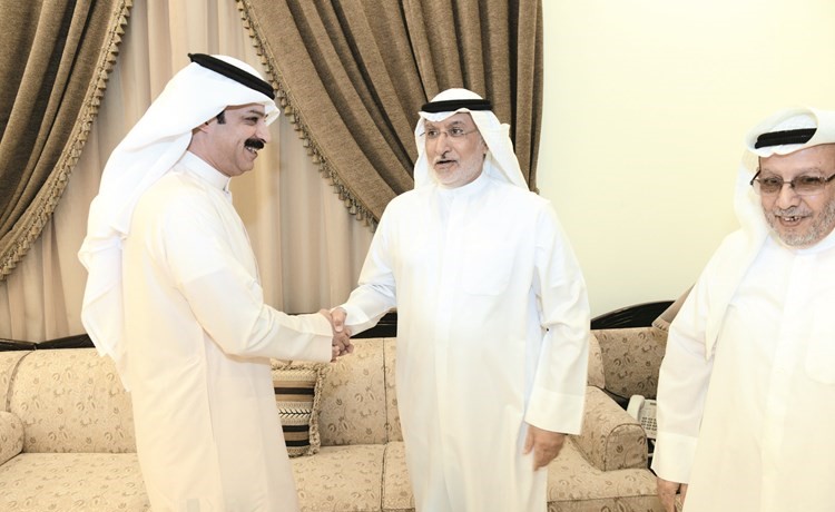 الكليب مستقبلا احد الناخبين﻿