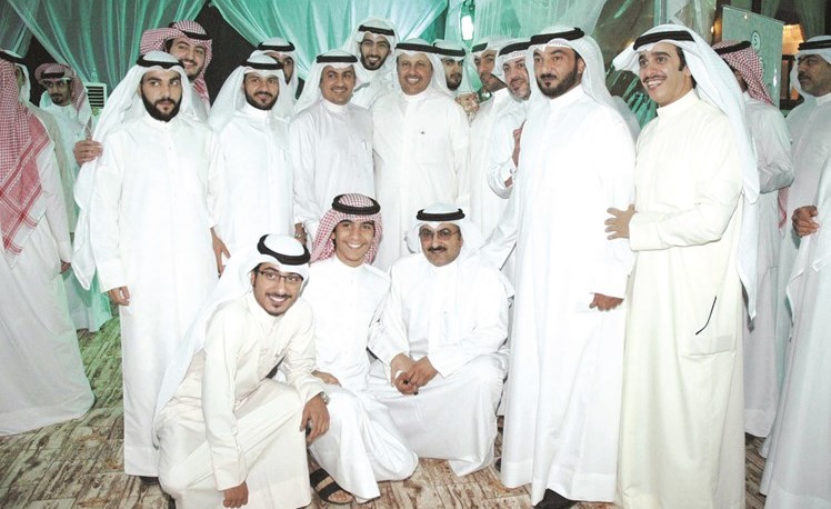 مرشح الدائرة الانتخابية الخامسة النائب السابق طلال الجلال متوسطا ابناء دائرته﻿