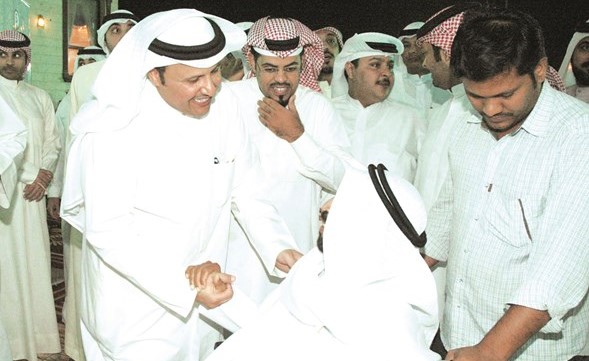 الجلال يستمع لاحد ابناء الدائرة﻿