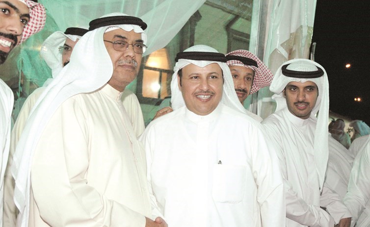 الجلال مع احد الناخبين﻿