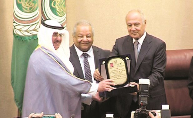 الشيخ فهد المبارك يتسلم التكريم من الامين العام لجامعة الدول العربية احمد ابوالغيط﻿