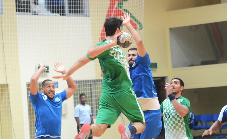 نجم العربي سلمان الشمالي يمرر الكرة ﻿