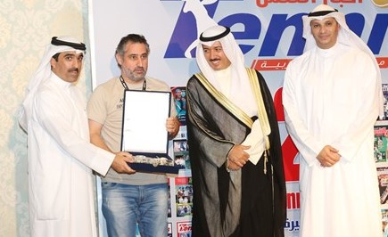 سكرتير تحرير الرياضة الزميل سمير بوسعد يتسلم درعا من الجابر ﻿