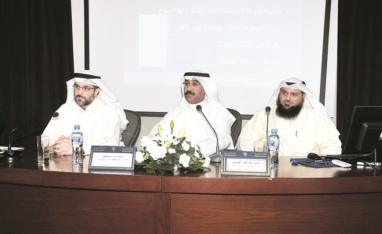 مدير ادارة تخطيط الموارد المؤسسية بوزارة المالية بدر السليطين متوسطا مسؤولي الادارات المعنية للاشراف على اصدار الطوابع الالكترونية﻿