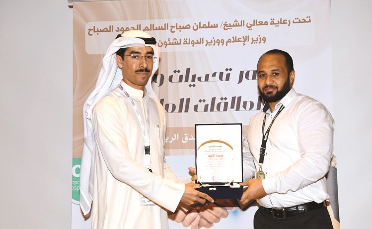درع تكريمية لجريدة الانباء يتسلمه الزميل حمادة جودة	احمد علي﻿