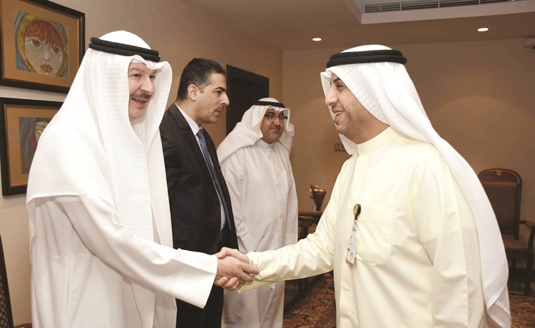 عبداللطيف السريع مستقبلا المشاركين ﻿