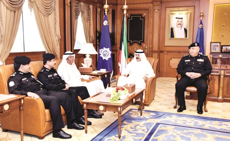 الشيخ محمد الخالد خلال استقبال رئيس واعضاء لجنة فحص طلبات الترشيح لمجلس الامة بحضور سليمان الفهد﻿