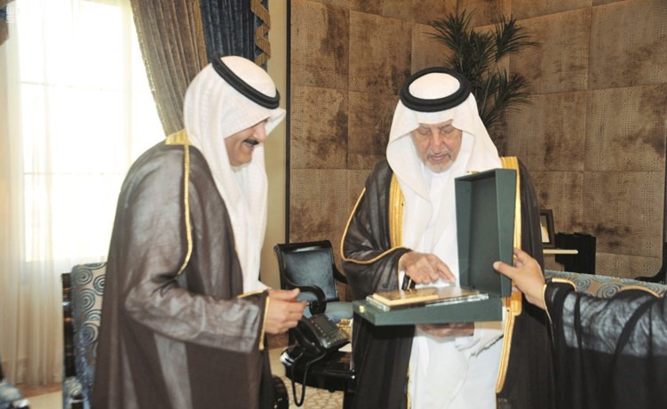 صاحب السمو الملكي الامير خالد الفيصل مستقبلا قنصلنا العام في جدة وائل العنزي﻿