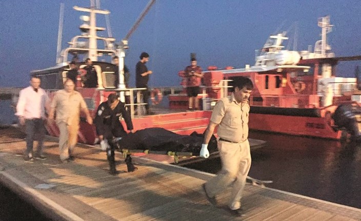 جثة الغريق في طريقها للطب الشرعي﻿