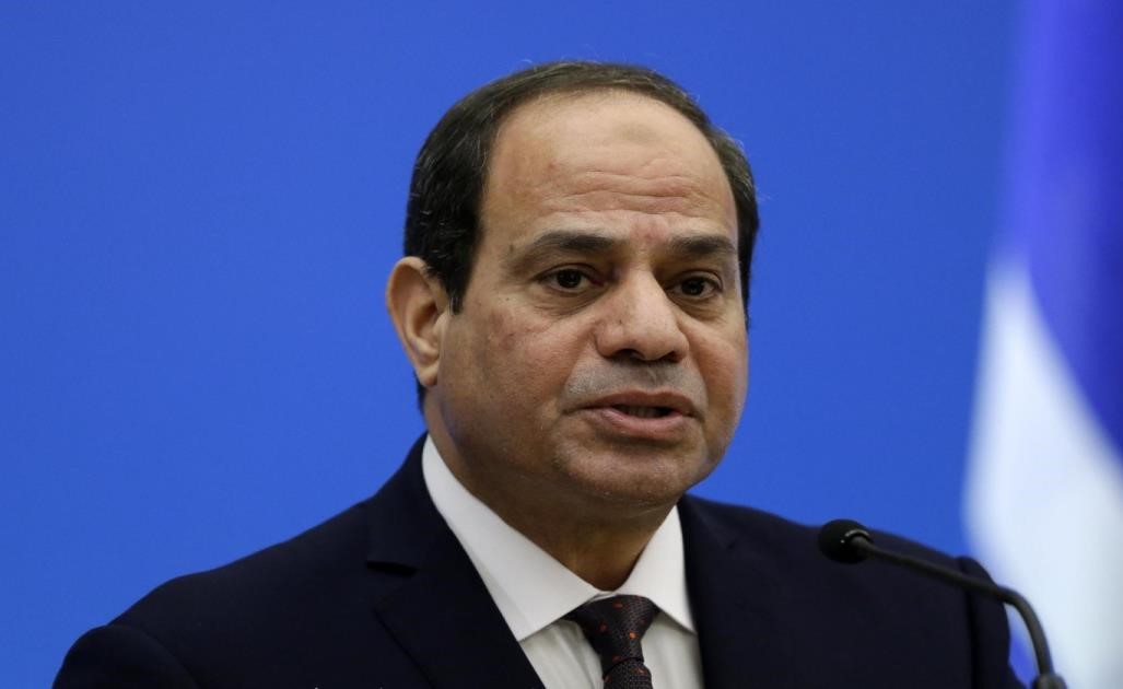 السيسي يتسلم قلادة السياحة العربية من الطبقة الممتازة