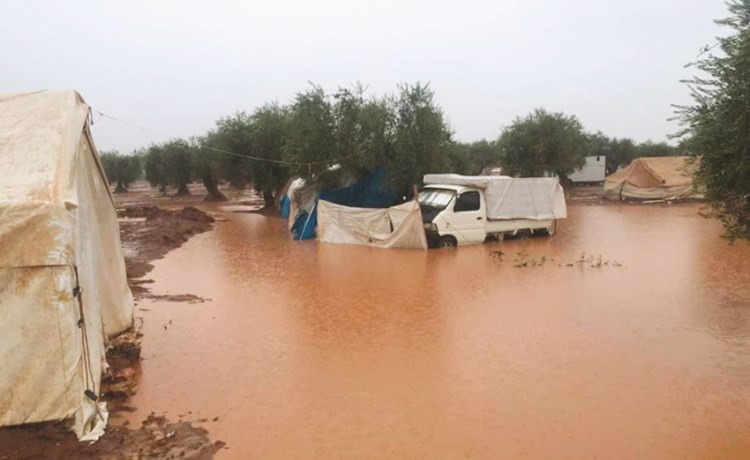 الامطار اجتاحت مخيما للاجئين في الشمال السوري	انترنت﻿