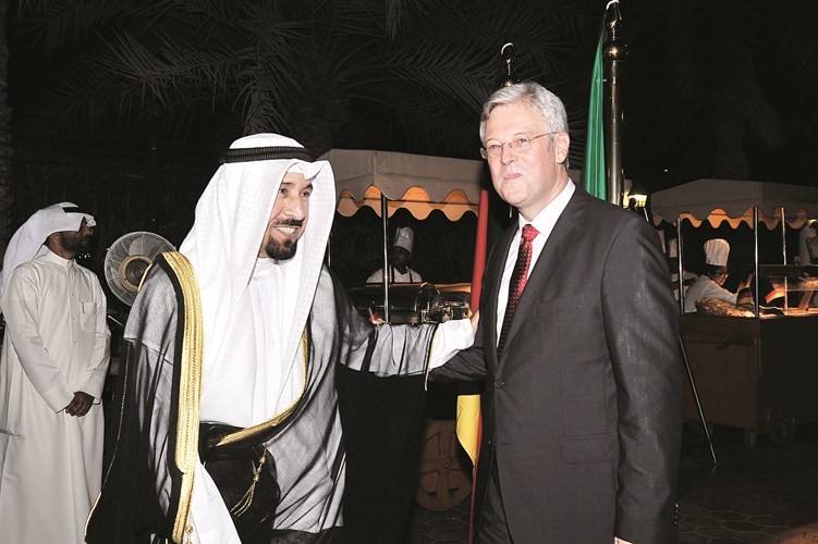 والشيخ علي الجابر مباركا ﻿