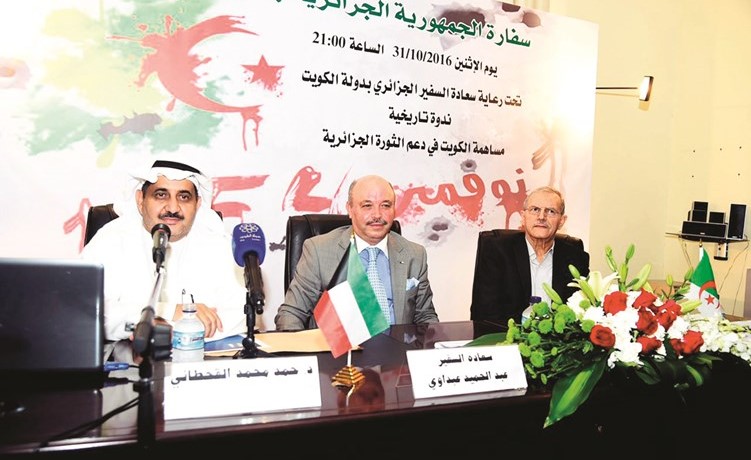 السفير الجزائري عبدالحميد عبداوي ودحمد القحطاني ودالجيلالي بوحمامة خلال الندوة ﻿