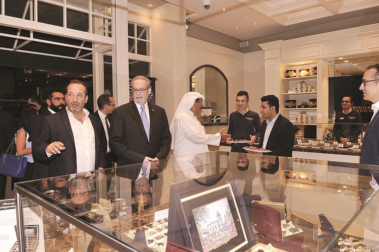 السفير الاميركي داخل محل بريدج ووتر شوكولاتة ﻿