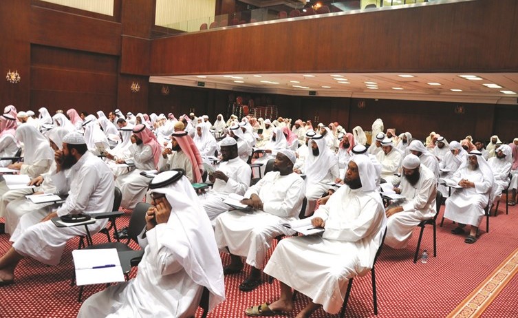 عدد من الائمة والمؤذنين المشاركين في الدورة العلمية﻿