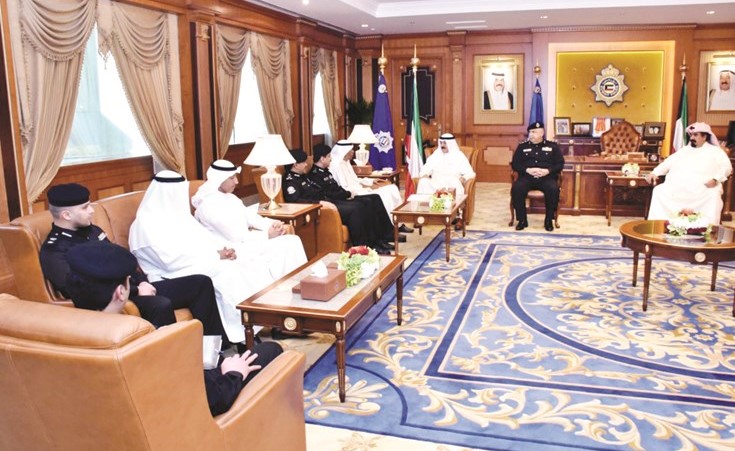 نائب رئيس مجلس الوزراء ووزير الداخلية الشيخ محمد الخالد اثناء استقباله رئيس واعضاء لجنة فحص طلبات الترشح لانتخابات مجلس الامة﻿