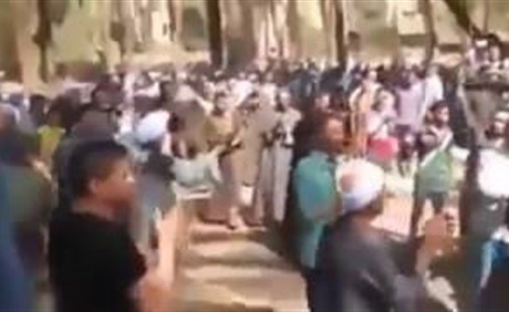 بالفيديو.. رقص وزفة بـ«المزمار البلدي» في تشييع جنازة عريس مصري