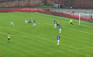 لاعب بارع في التمثيل يحصل على ركلة جزاء خيالية