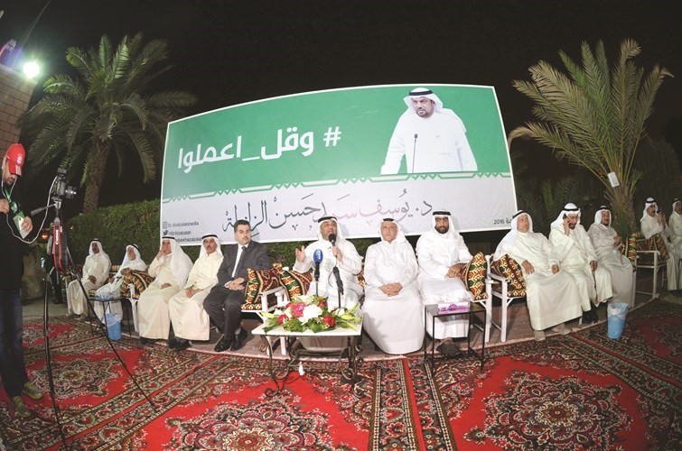 مرشح الدائرة الاولى النائب السابق د.يوسف الزلزلة متحدثا الى ناخبيه عن الانتخابات﻿