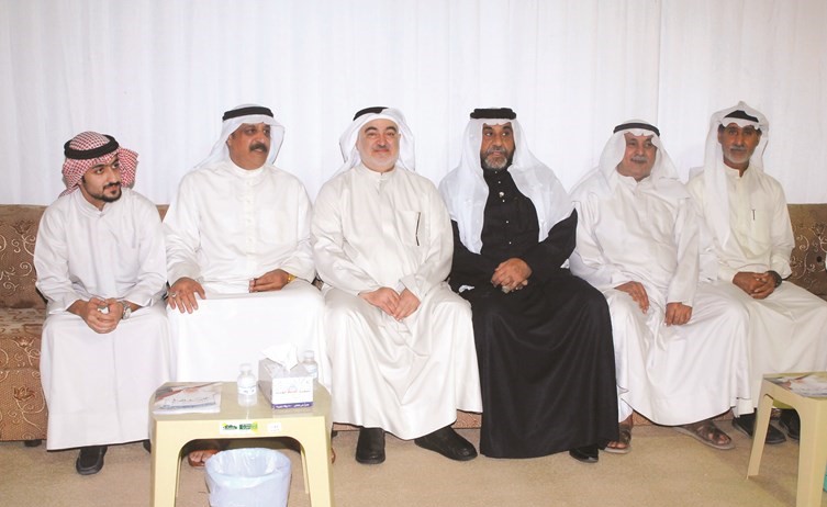 النائب السابق ومرشح الدائرة الثانية خليل الصالح متوسطا بعضا من ابناء الدائرة الثانية	﻿
