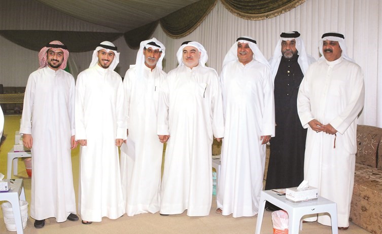 مرشح الدائرة الثانية النائب السابق خليل الصالح متوسطا بعض مؤيديه	مجدي عبدالعزيز﻿